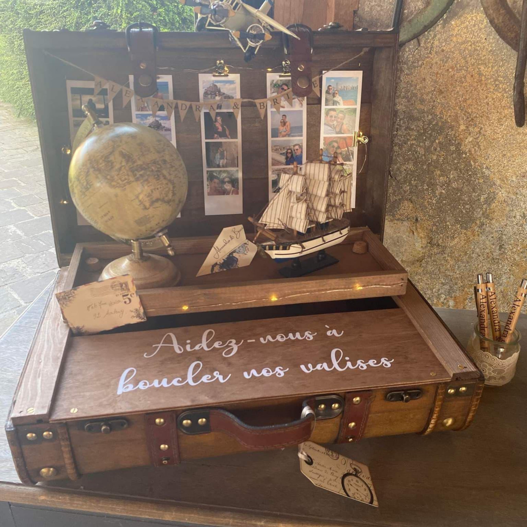 Urne mariage personnalisée valise vintage – Boîte à enveloppes originale bohème chic avec décoration - Image 1